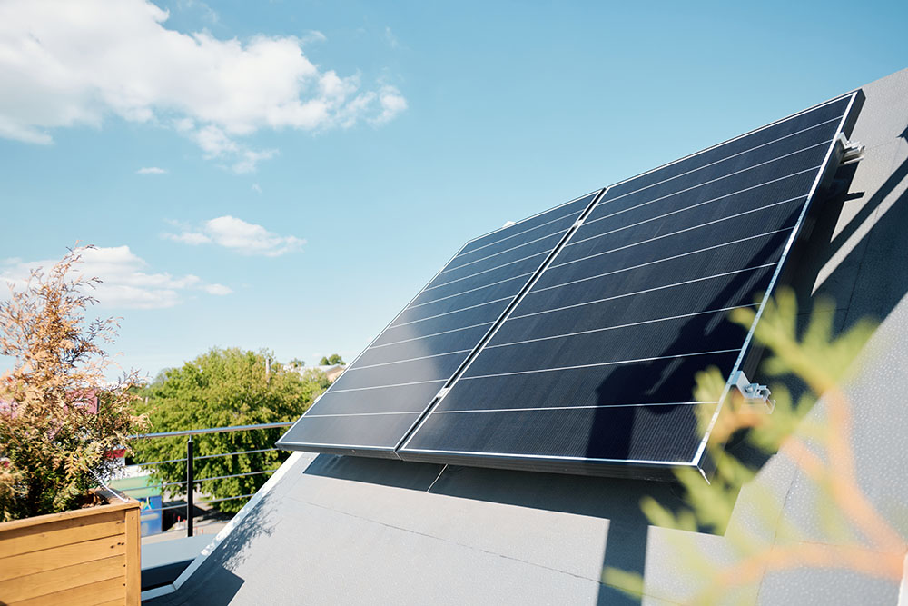 UNIVERSAL Gebäudemanagement und Dienstleistungen GmbH - Blog: Die Kraft der Sonne – Photovoltaik und thermische Solarenergie richtig nutzen