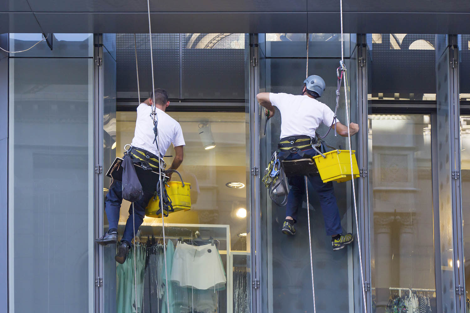 UNIVERSAL Gebäudemanagement und Dienstleistungen GmbH - Leistungen: Gebäudereinigung, Glas- und Fassadenreinigung