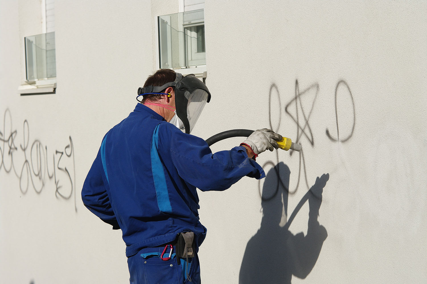 UNIVERSAL Gebäudemanagement und Dienstleistungen GmbH - Leistungen: Gebäudereinigung, Graffiti-Entfernung