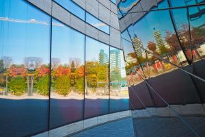 UNIVERSAL Gebäudemanagement und Dienstleistungen GmbH - Blog: Glasklar in den Herbst - Fensterreinigung mit UNIVERSAL