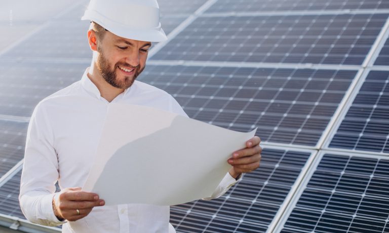Solarenergie, Beratung, Photovoltaik, Mann mit Helm auf Solardach, Fachmann der Solartechnik