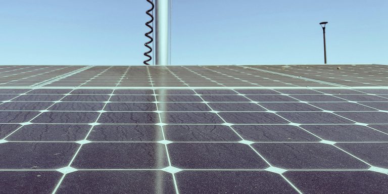 Blick auf Solar- oder Photovoltaikanlage.